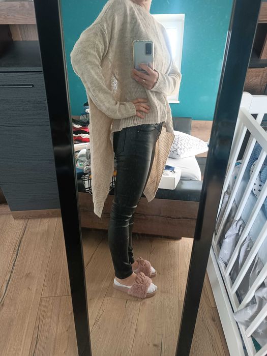 Kremowy sweter, długie boki