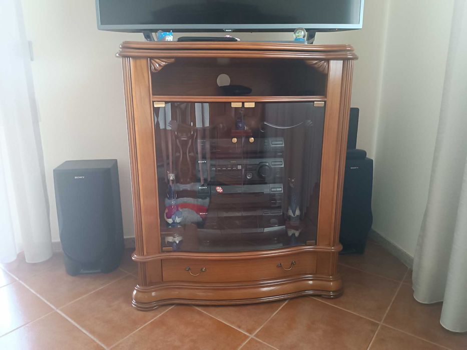 Sala com sofás, bar e móveis