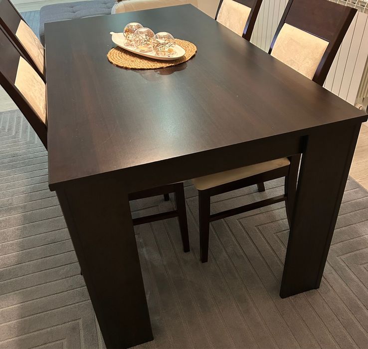 Mesa e quatro cadeiras