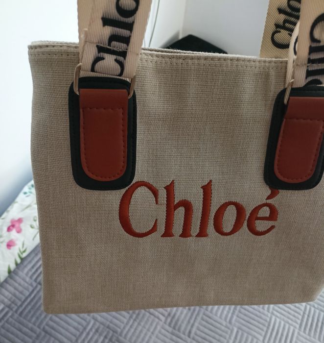 Beżowa torebka z napisem Cloe