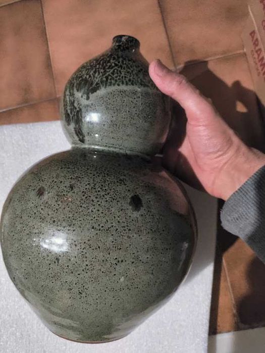 Vaso de cerâmica «Studio» em forma de cabaça verde salpicado
