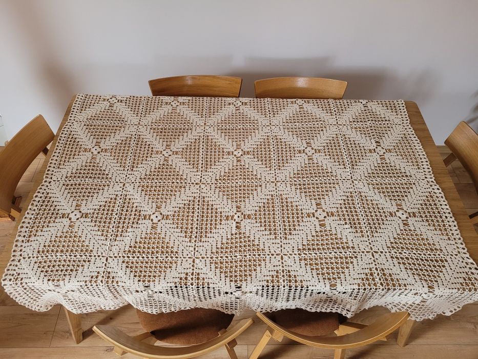 Obrus ręcznie robiony na szydełku