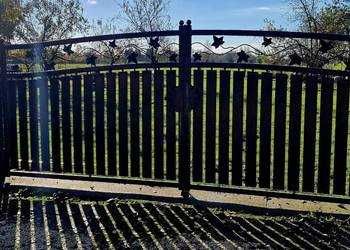 Prosta-elegancka brama dwuskrzydłowa wzór 1