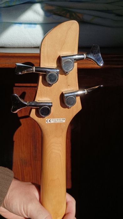 Guitarra Baixo elétrico 4 cordas com estojo de transporte