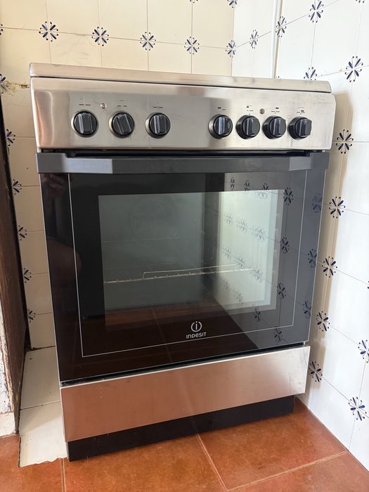 Fogão Elétrico Indesit Inox 60 cm – Vitrocerâmica e Forno Multifuncional