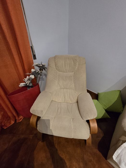 Cadeirões beges em tecido