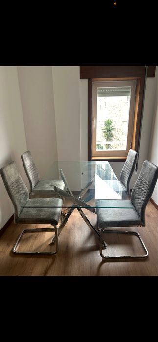 Mesa e cadeiras