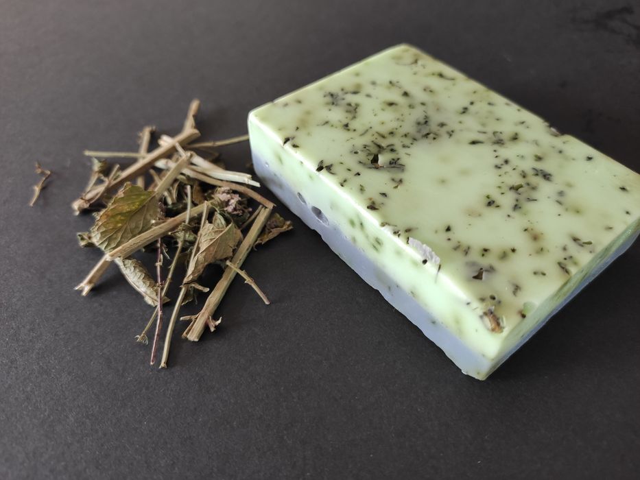 Sabonete artesanal de hortelã pimenta e chá verde