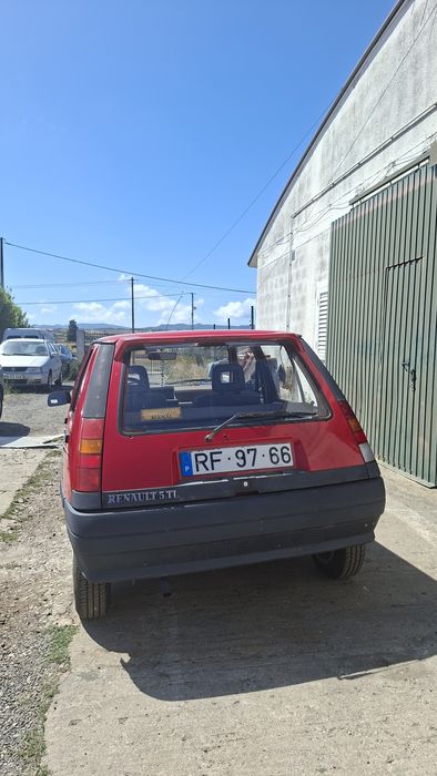 Renault 5 vermelho de 1989