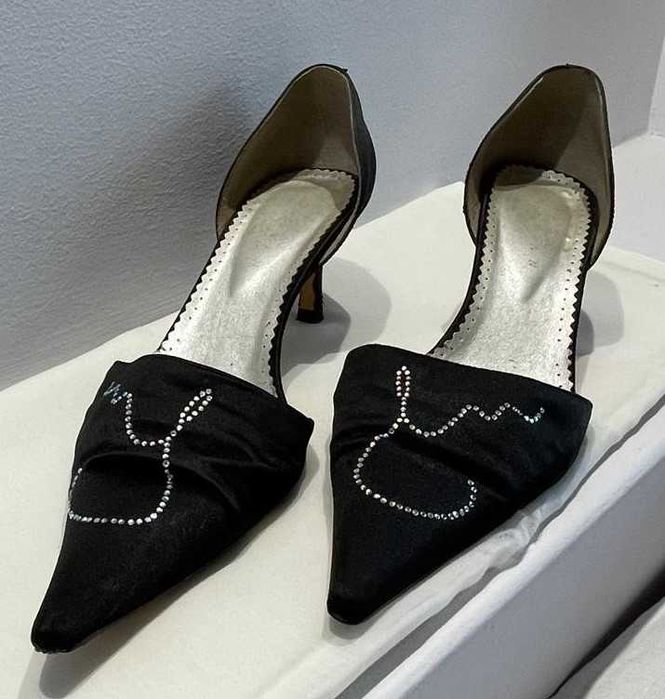 Sapatos pretos elegantes com brilhantes – salto médio