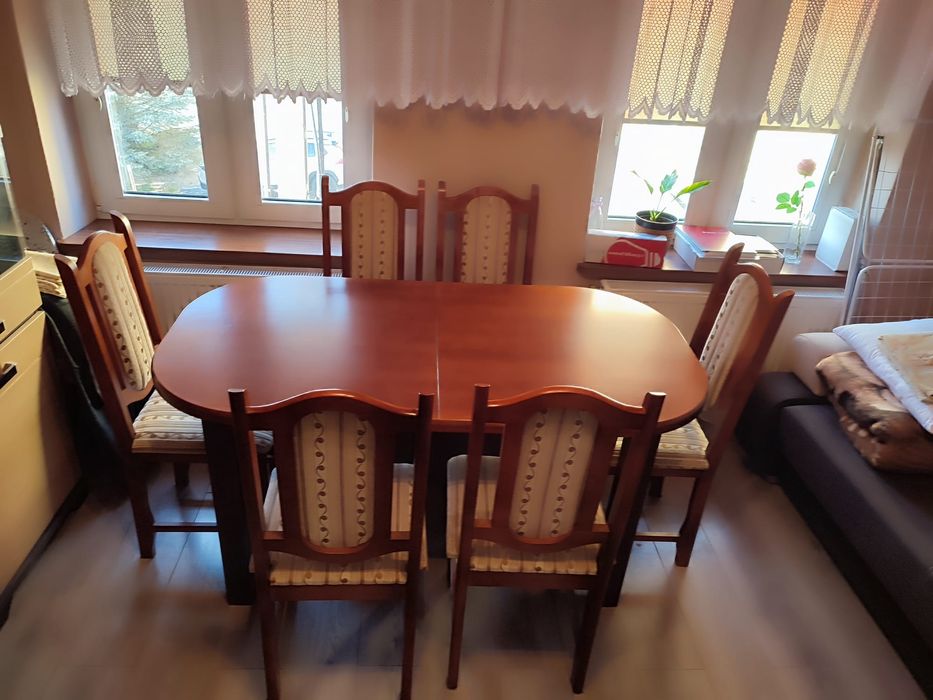 Stół z 6 krzeslami