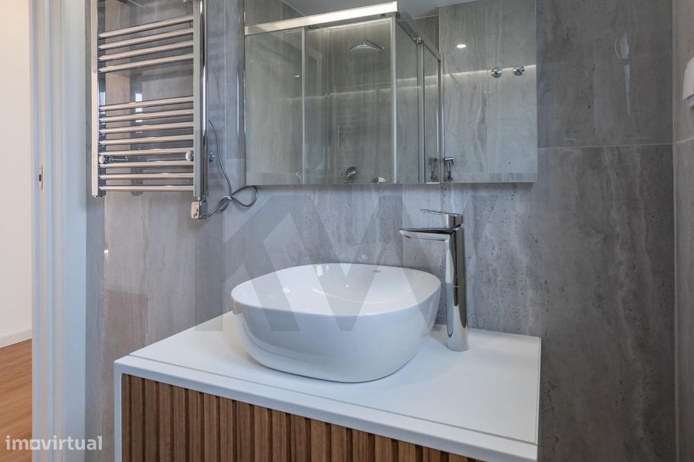 Charmosa Moradia T5 com Jardim Totalmente Remodelada -  Sassoeiros, Ca