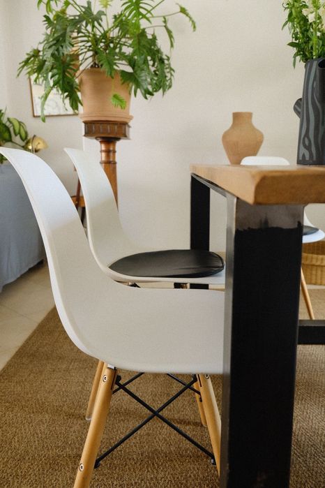 mesa de madeira con pes de ferro preto, em perfeito estado