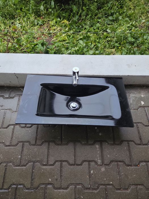 Vendo lavatório e vidro preto com torneira