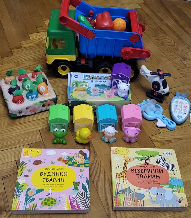 Вантажівка з фруктами, книжки з віконцями, сортери