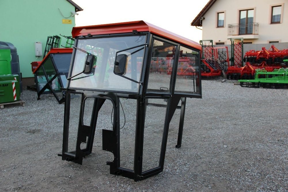 Kabina ciągnikowa do ciągnika MF 235 255 bez błotników CE