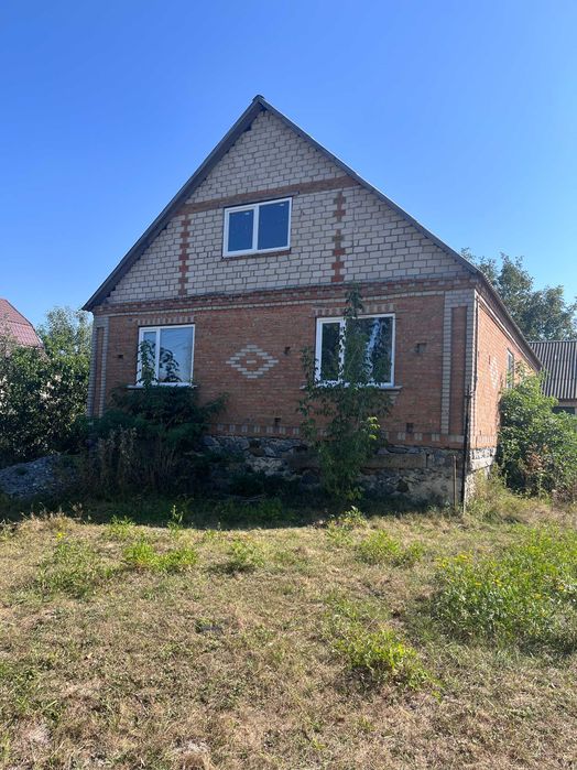 Продам недобудований будинок в центрі селища Романів.
