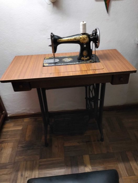 Máquina de costura Singer antiga em muito bom estado