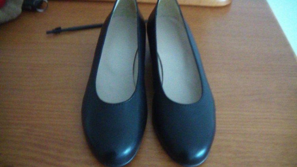 Sapatos em pele verdadeiro cor preto tamanho 38.Exercito