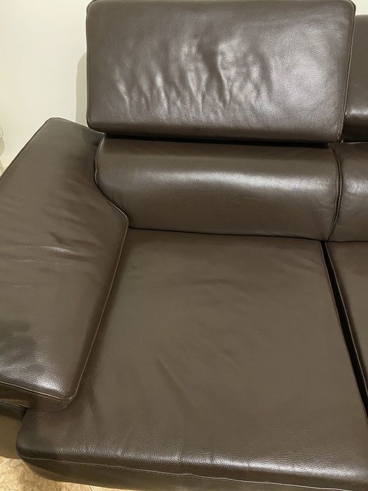 Dois Sofás de cabedal