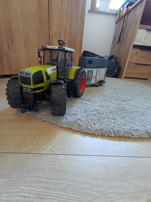 Zabawkowy traktor Claas w zestawie z  przyczepą
