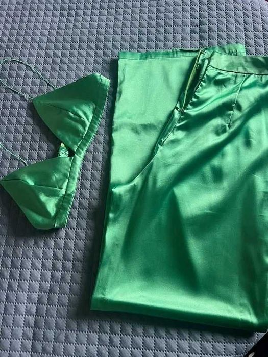 Conjunto verde, fecho precisa de pontinhos, mas em excelente estado