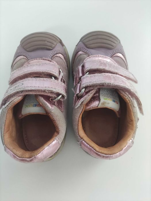 Sapatilhas e sapatos criança