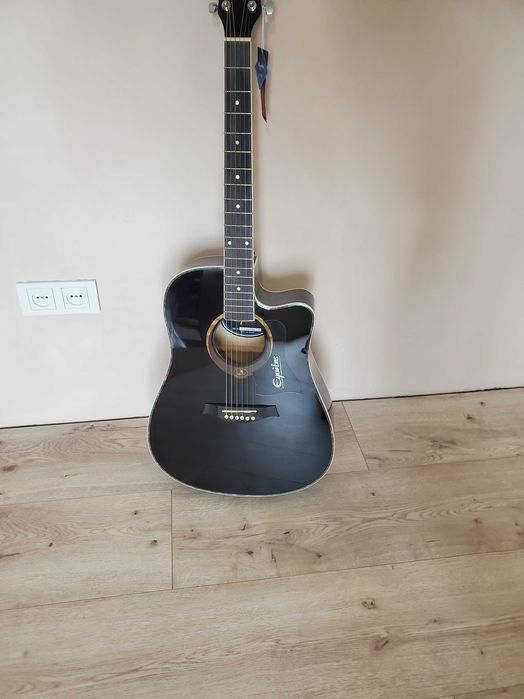 акустическая черная гитара с усиленным грифом