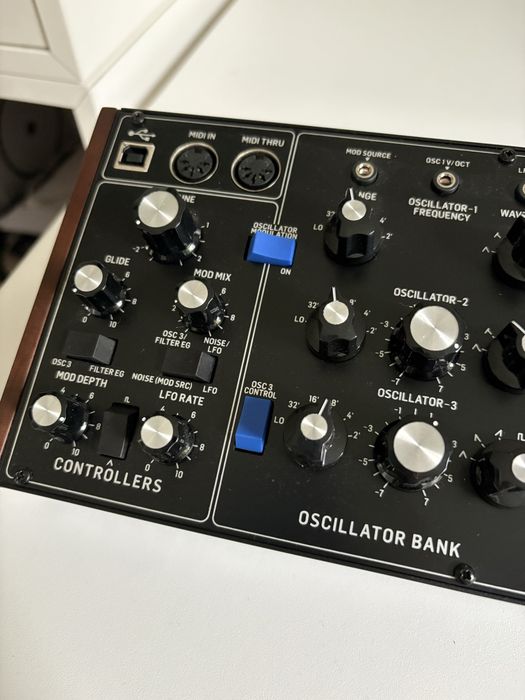 Behringer model d