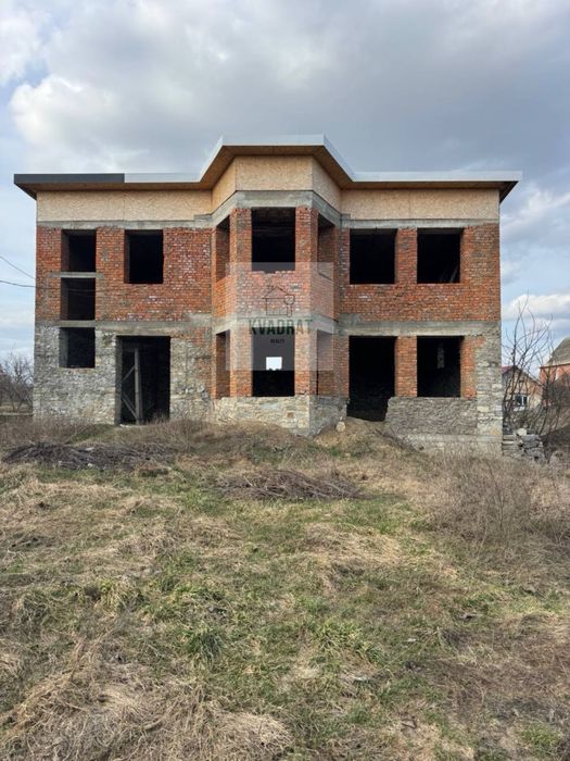 Продам компактний двоповерховий будинок вільного планування