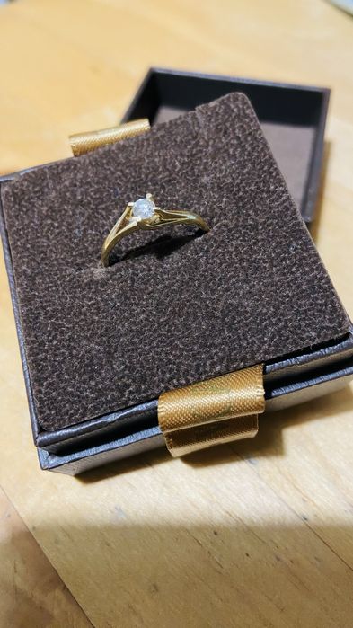 Pierścionek złoty z brylantem Kruk r. 16