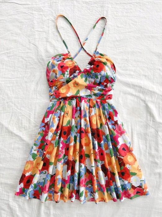 Letnia sukienka w kwiaty z wiązaniem z tyłu odkryte plecy