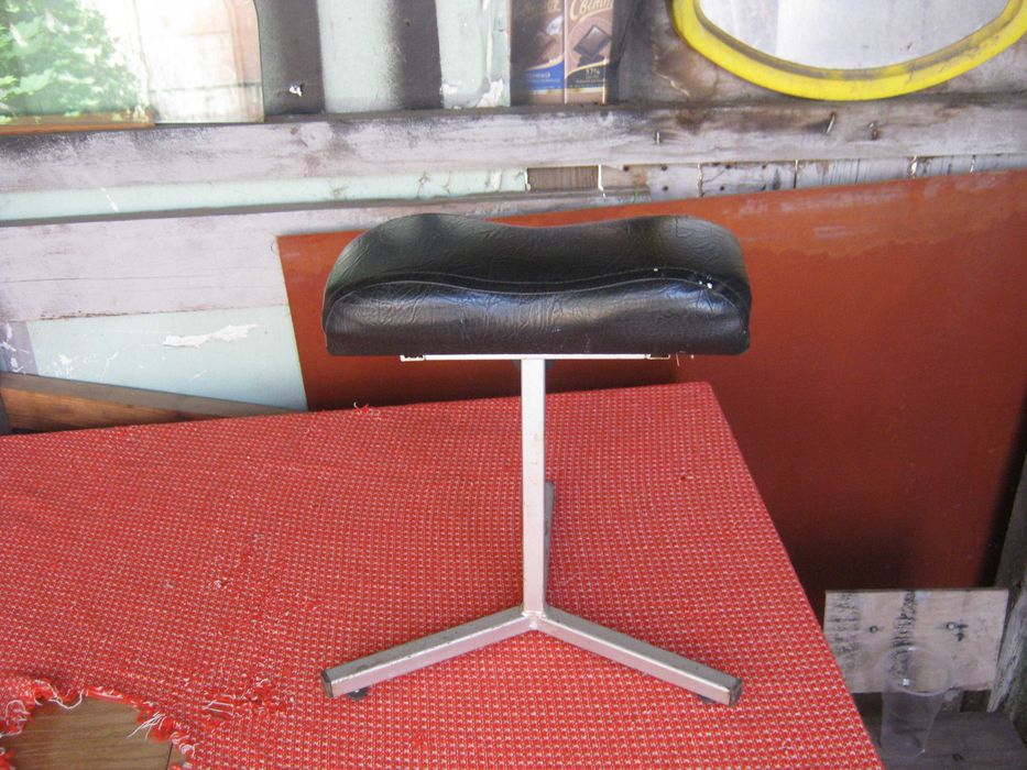 Стул для педикюра.Есть регулировка высоты.