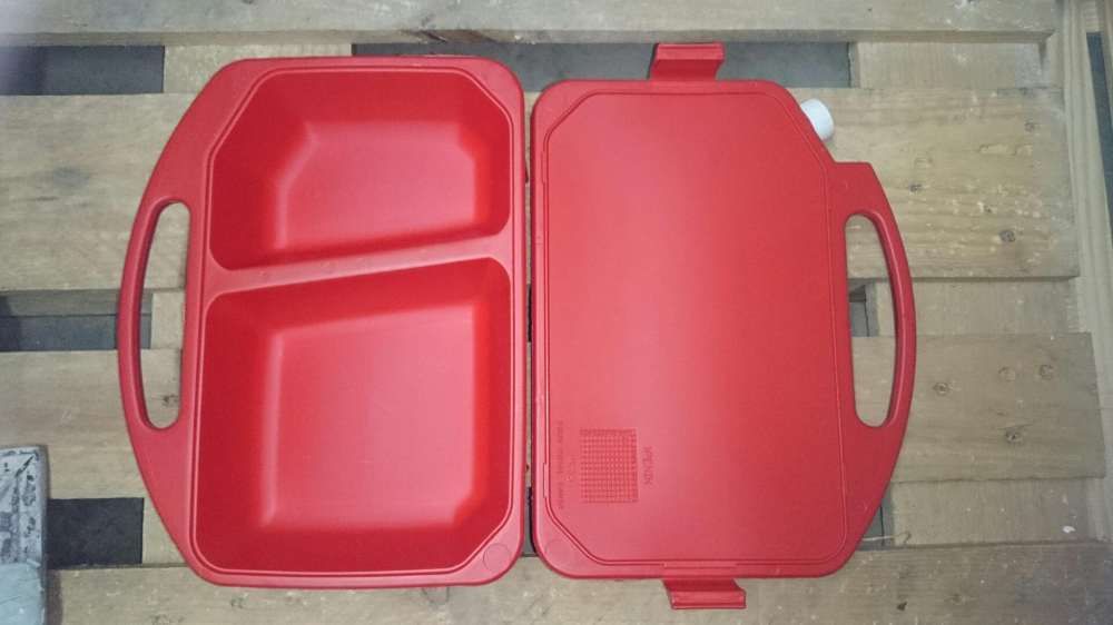 Dispensador de comida e agua para viagem