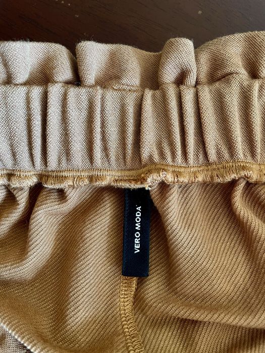 Штани, гірчичного кольору, з високою талією на гумці та з поясом