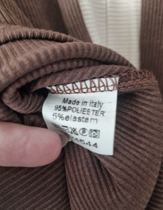 Blusa em malha castanha canelada com risca bege. S/M