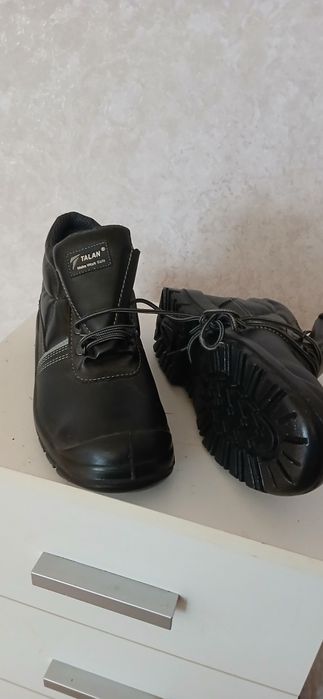 Продам робочу обувь