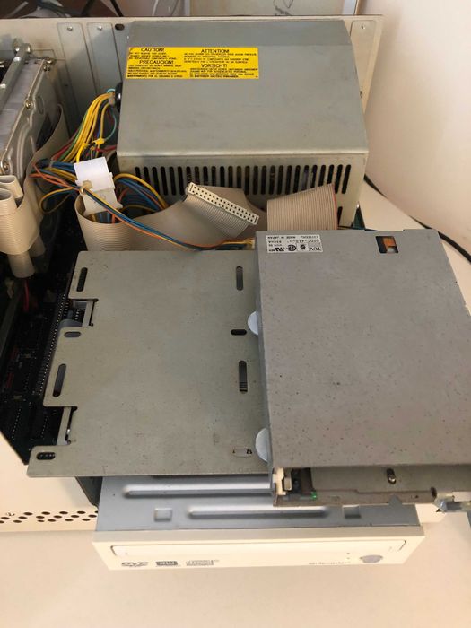 Commodore Amiga 2000 com acessórios.