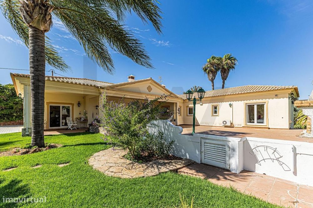 Moradia T4 com garagem e jardim em Bemparece, Carvoeiro