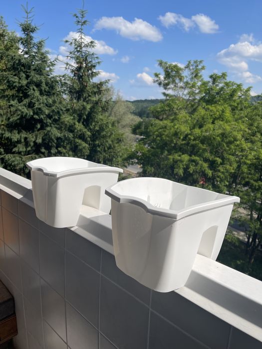 Dwie doniczki białe balkonowe doniczka balkon wkładana na barierkę