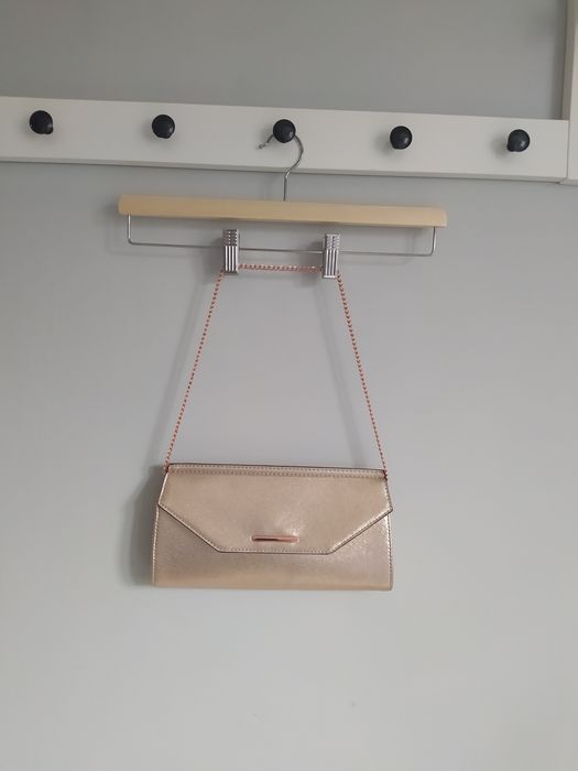 Mała torebka w kolorze złotym, kopertówka, na łańcuszku Primark