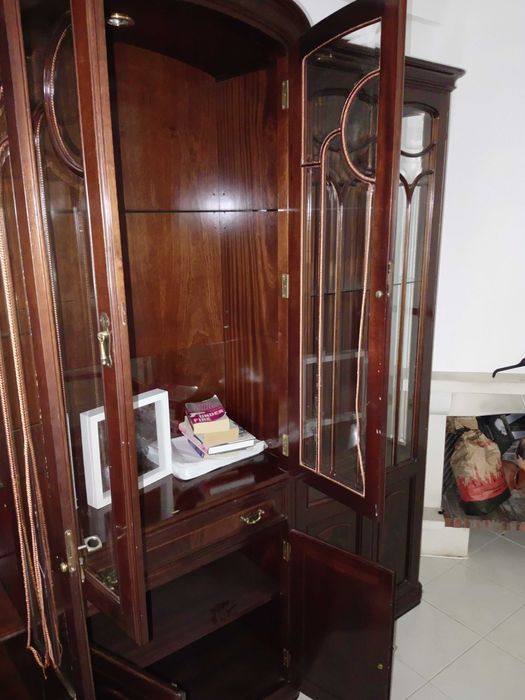 Cristaleira de madeira