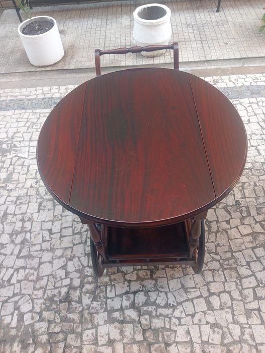 Carrinho de bebidas com mesa de fechar