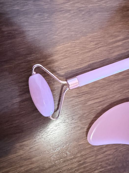 Kit Rolo Facial + Gua Sha Quartzo Rosa - Como Novo