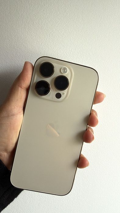 IPhone 14 Pro dourado
