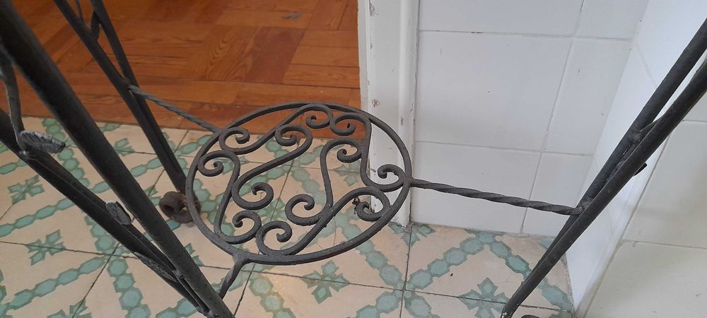 Mesa meia-lua de ferro forjado e tampo de mármore