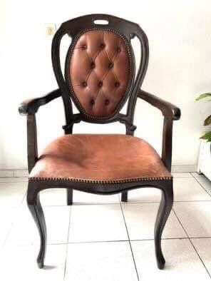 Fautaile e Cadeira, ao estilo romântico, em mogno, estofado a pele