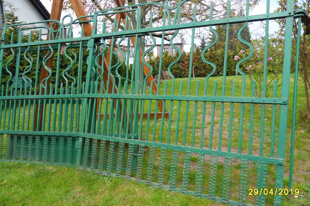 Brama stalowa, dwuskrzydłowa z furtką. Bardzo solidna, kowalska robota