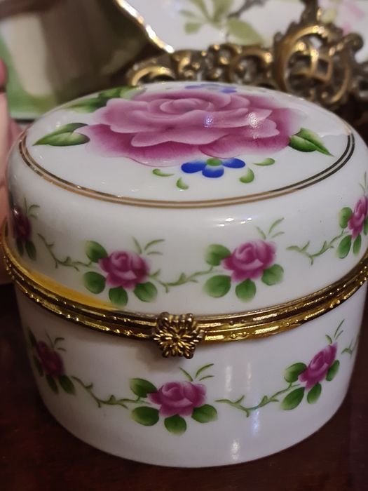 Porcelanowe puzderko,  zegarek