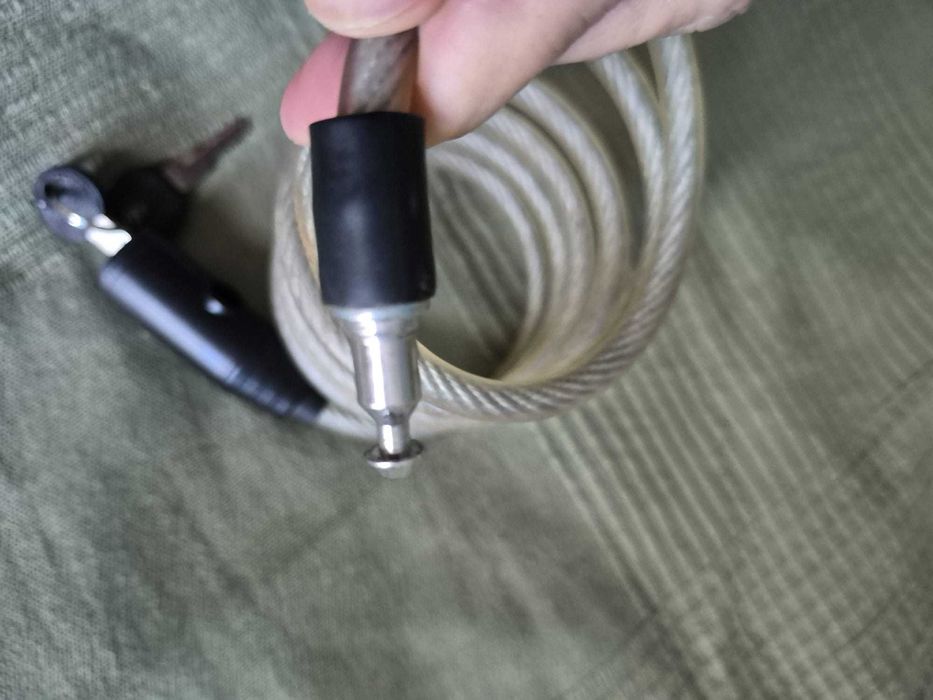 Cabo com cadeado para prender bicicleta.